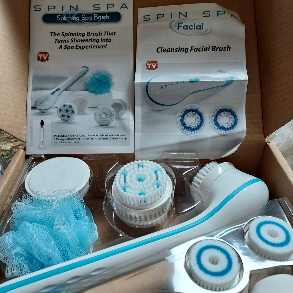 Spinning Spa Brush - White and Blue